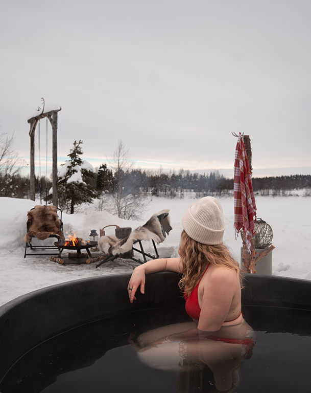 Hot tub am Ufer Ounasjoki in Lappland Hotel Jokimaja