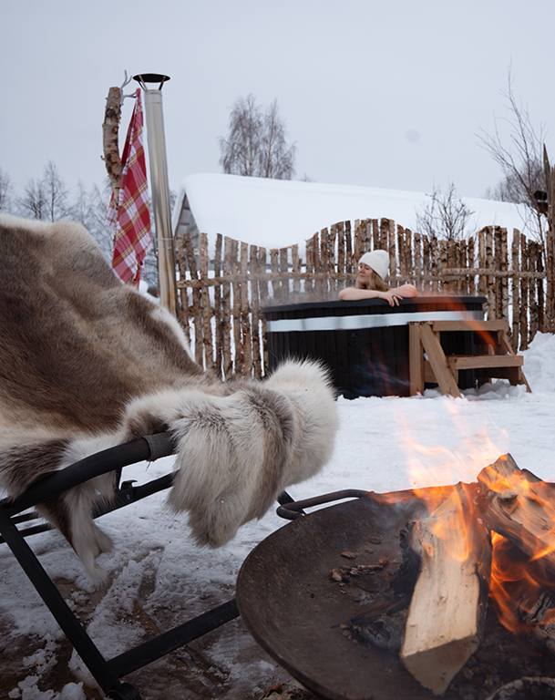 Hot Tub unter freiem Himmel im Jokimaja in Lappland