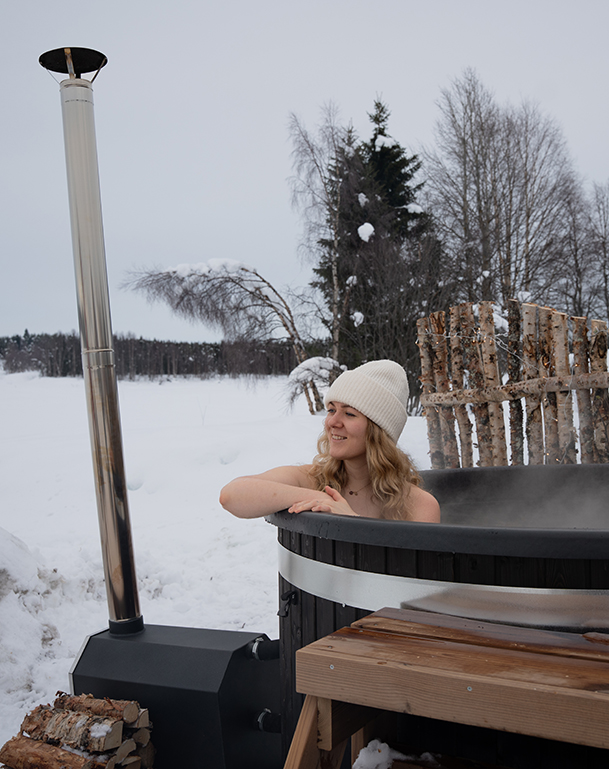 Outdoor-Jacuzzi im Jokimaja in Finnisch-Lappland