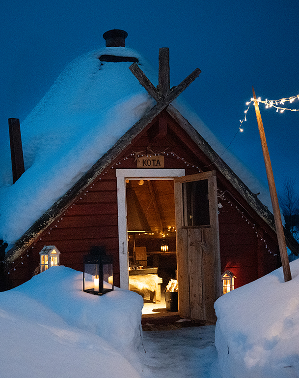 Traditionelle finnische Kota im Schnee am Jokimaja